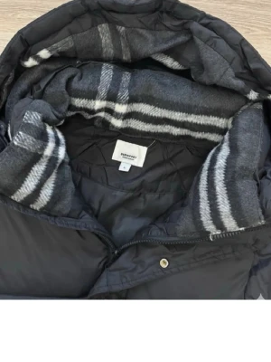 Svart pufferjacka från Burberry - Helt ny burberry jacka