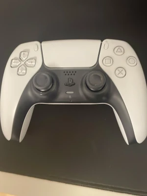 PlayStation 5 DualSense Controller - Playstation 5 DualSense kontroll den har inga fel förutom att R1 inte fungerar men det går att fixa men den fungerar bra. PRIS GÅR ATT DISKUTERA.