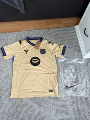 Fotbolls t shirt  - Helt ny fotbollströja barcelona 