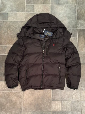 Ralph Lauren Jacka - Eftertraktad svart Ralph Lauren Gorham jacka🐎 Nyskick✅ Lappar, påse osv finns kvar🔖 Kontakta mig vid eventuella frågor📞