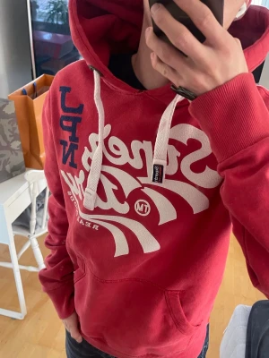Vintage SuperDry hoodie (Limited edition) - Säljer nu denna sjukt snygga Superdry hoodie ur en limiterad upplaga! Passar perfekt till det mesta och är väldigt bekväm och snygg på samma gång🤩 Säljs ej längre i butik och är därav eftertraktad! Storlek S. Skriv vid funderingar😊📲
