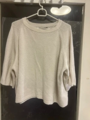 Stickad t shirt - Classisk Vit stickad T shirt ifrån Lager 157. Jätte bra skick har ej använt den mycket, och den är i storlek M! 