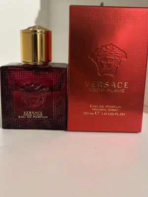 Versace Eros Flame 2/3 kvar - Versace Eros Flame – 20/30ml Upplev kraften och passionen i Versace Eros Flame, en doft som kombinerar intensitet med elegans. Perfekt för dig som vill göra ett starkt intryck – oavsett dag eller kväll.  ✨ Doftprofil: 	•	Toppnoter: Apelsin, citron, rosépeppar – fräsch och energisk 	•	Hjärtnoter: Ros, kryddor, röd äpple – varm och inbjudande 	•	Basnoter: Vanilj, vetiver, cederträ – djup och maskulin  💎 Storlek: 20ml / 30ml 💼 Tillfälle: Dag- och kvällsbruk, fest eller vardag när du vill känna dig 