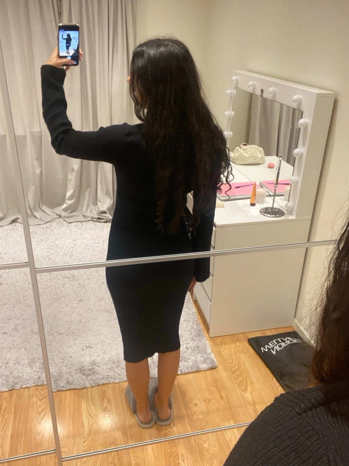 Svart ribbad långärmad klänning - 1