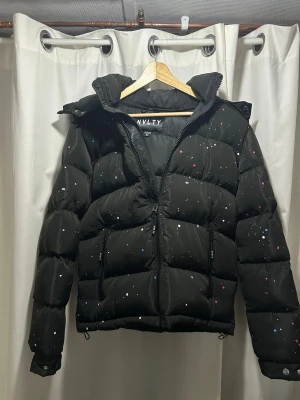 NVLTY jacka M - Paint puffer jacket från NVLTY. Använd ett fåtal gånger, mycket bra skick. 