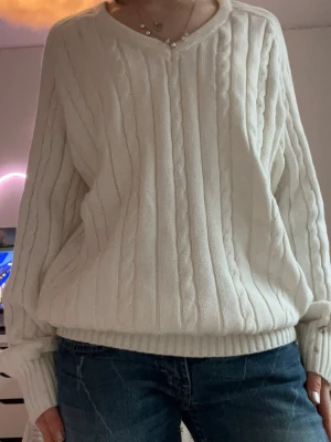 vit stickad tröja  - Vit stickad tröja med v-neck från brandy melville