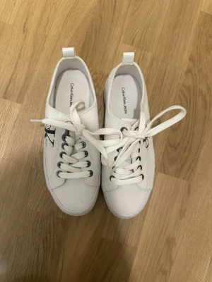 Vita Calvin Klein sneakers med plattform - Snygga vita sneakers från Calvin klein. Helt oanvända och säljas för dem aldrig kommit till användning tyvärr!🩷🩷Perfekta för dig som gillar stilrena sneakers. Dem är i storlek 36 men passar mig som har 37 1/2 också! Priset går att disskutera!🥰