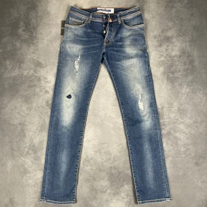 Jacob Cohën ”BARD” Jeans - Skick: 7/10 (Väldigt bra skick, stor fläck där bak, se bild 2). | Ingår: Bara jeansen. | Nypris: +- 7000 SEK. Lappen finns ej kvar och det är ett lite slitit under gylfen men inget som syns tydligt.