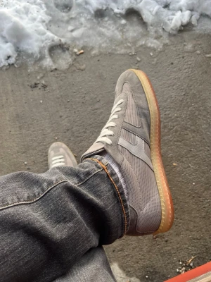 Hermés skor - Otroligt tjusiga Hermés skor 🐎✨                             Köpta helt nya på TheRealReal, använda typ 3-4 gånger så skicket är 9,5/10 - i princip helt nya‼️      Storlek 45. Sitter normalt i storleken.          Modellen heter ”Hermés Trail Sneakers”, men den är utgången. Den ersatta modellen kostar 11700 kr (nypris). Köpta för 6500 kr (ink frakt och tullar)                                                              - Har dustbag,  kvitto osv.                                           Mvh 