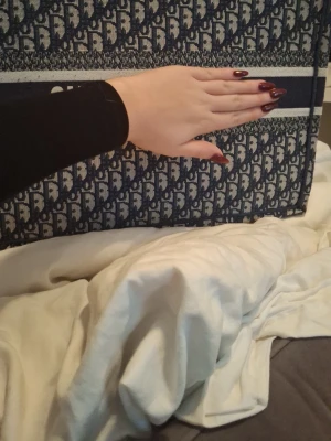 Blå och beige shoppingväska  - Säljer en stor och rektangulär shoppingväska. Väskan har två handtag och breda ränder i mörkblått. Materialet är kraftig bomullscanvas som känns lyxigt och tåligt. Perfekt för dig som gillar statement pieces och designer.