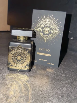 Initio Oud For Greatness parfym - Oud For Greatness EdP 90 ml – ca 95% kvar  Säljer Oud For Greatness (Eau de Parfum) då jag minskar parfymsamlingen. Endast använd vid enstaka tillfälle – minst 95% kvar.  Detta är en riktigt tung och lyxig oud-doft med saffran, muskot och djup träig oud. Extremt bra hållbarhet och projektion – en signaturdoft som märks och håller hela dagen/natten.  Perfekt för kväll, fest och kallare väder. En av de mest hypade oud-parfymerna på marknaden.  • 90 ml • EdP • Mycket gott skick • Originalflaska 