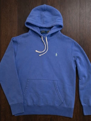 Ralph Lauren Hoodie - Säljer denna riktigt snygga Ralph Lauren Hoodie i blå. Skick - 9/10. Storlek - S. Hör av vid fler frågor.