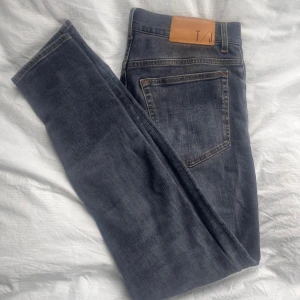 Gråa Tiger of Sweden Evolve - Hej, säljer nu dessa superfina tiger of Sweden jeans i modellen evolve som sitter slim. Jeansen är i superfint skick och skriv gärna om ni har frågor eller lägg gärna prisförlag då priset inte är hugget i sten.