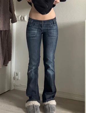 Lee jeans  - Skitsnygga mörkblå jeans från Lee med låg midja och bootcut passform. Obs lite slitna längst ner och uppsprättade benslut därav trådar, (sista bilden)💗💗