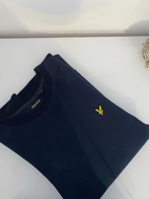 Exklusiv Tröja. - Säljer en snygg & stilren marinblå tröja som är köpt utomlands! Den passade inte killen så vi tänkte att det är bättre att sälja den än att bara låta den hänga i garderoben! Tröjan är knappt använd och i perfekt skick.   Storlek, M/48-50