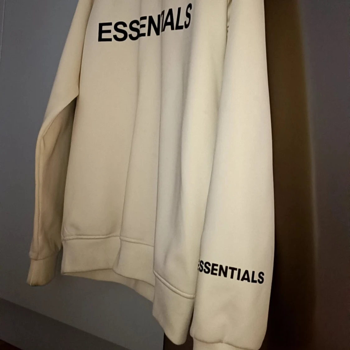 Beige Essentials sweatshirt i medium - 1
