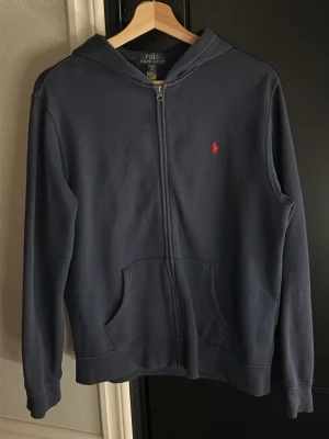 Polo Ralph lauren hoodie  - Blå polo Ralph lauren hoodie använd några gånger men inga skador eller fläckar. Storlek s-m.