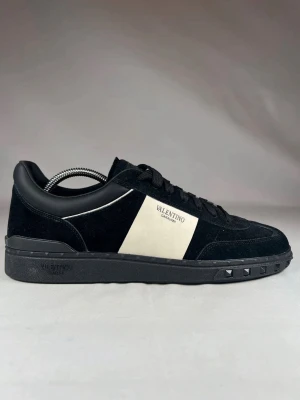 Valentino upvillage - Ett par riktigt schyssta valentino dojor! De har stl 45 och är precisa i storlek. Skorna sitter grymt på foten och me tanke på den inprecip nya så ta tillfället i akt och kör! Pris 2499kr och nypris upp mot 8000kr🤩🤩🤩