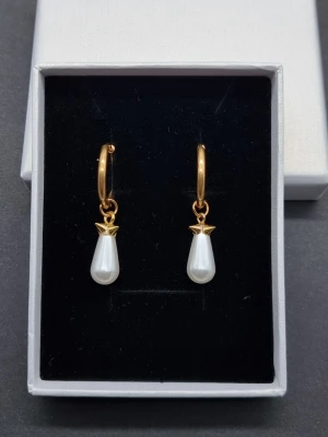 Handgjorda örhängen  - Stilrena örhängen inspirerade av Maria Nilsdotter. ☝️Vid köp ingår två extra berlocker som kan bytas ut, då själva hänget är ömtåligt och känsligt för stötar.