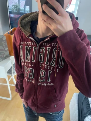 Fodrad vintage Tokyo Laundry zip hoodie (Sällsynt) - Säljer nu denna sjukt snygga fodrade vintage 2000s zip hoodie från Tokyo laundry! Finns bara ett fåtal likadana gjorda😊 Den är varm och bekväm, passar därför perfekt till vintern och våren🙌 Säljs ej längre sedan flera år tillbaka och är mycket eftertraktad 🤝 Skriv vid funderingar📲🤩