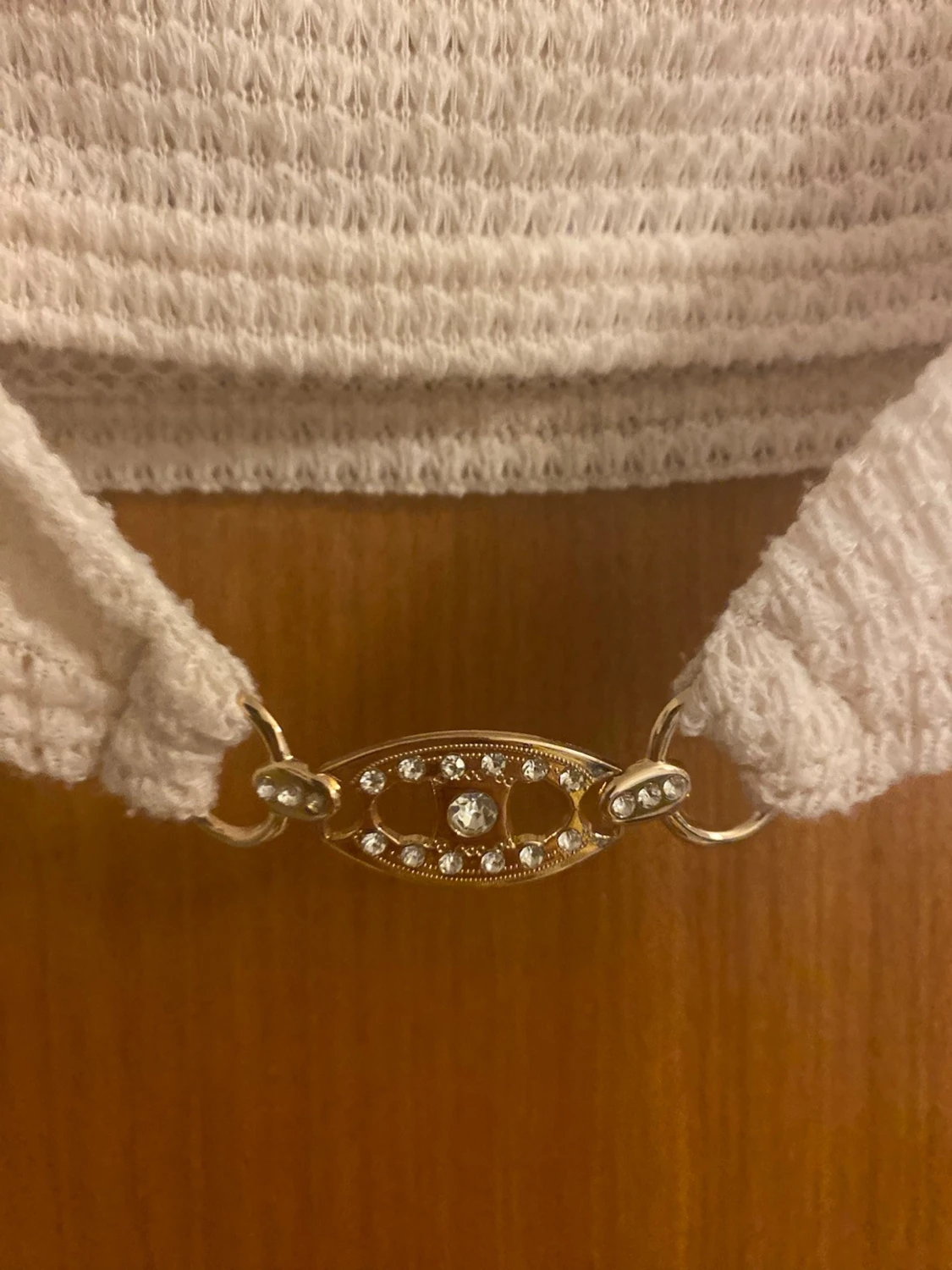 Vit croppad linnetopp med kedjedetalj - 2