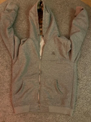 Bureberry zip - Hej säljer nu min burberry tröja då den inte kommer till användning, skriv för mer info!