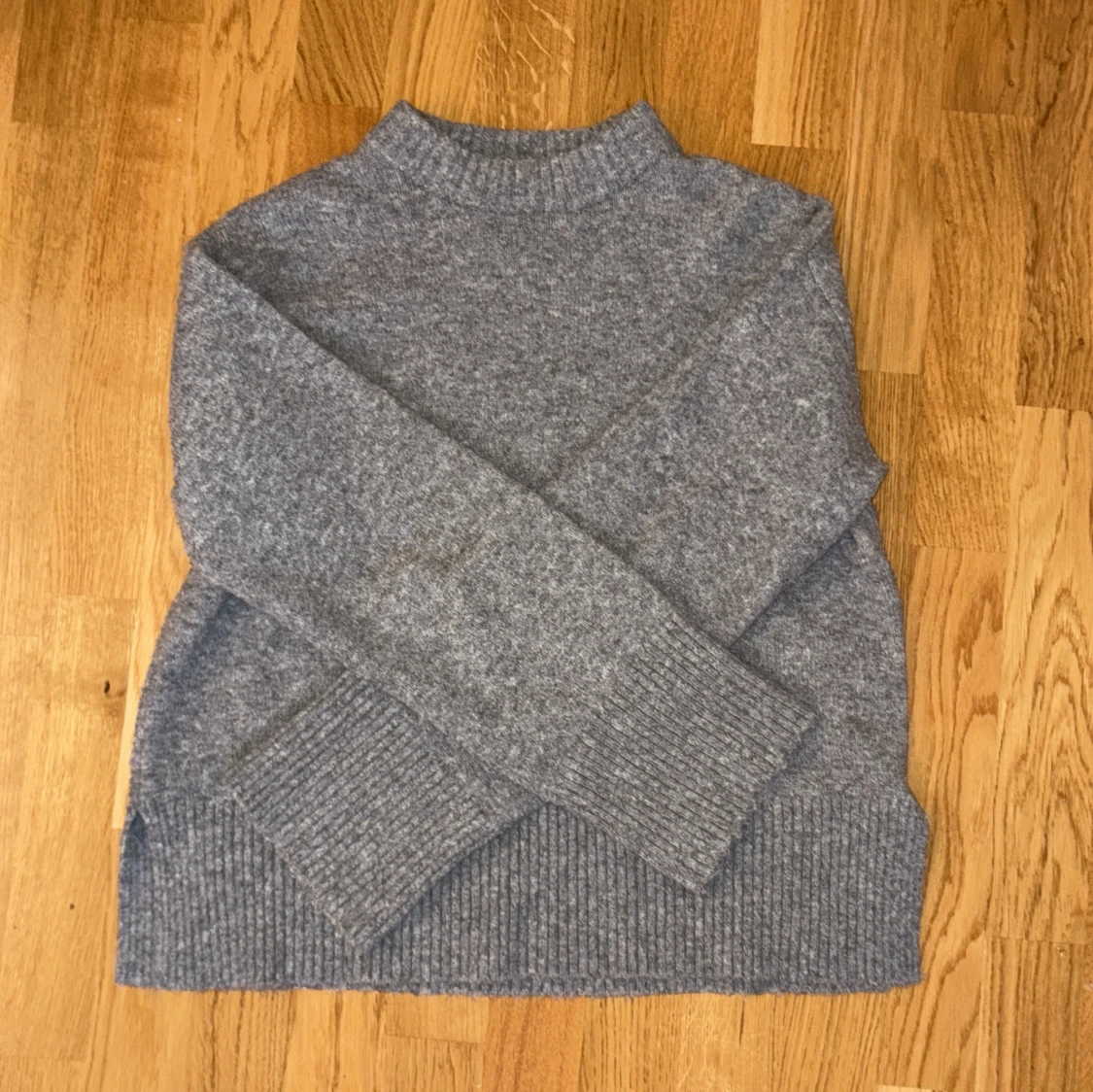 Grå stickad polotröja - 1