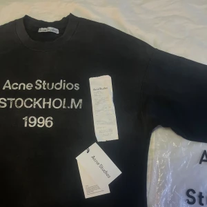 Acnestudios långarmad S - Acne studios långarmad tröja i fint skick, storlek S men passar M bättre. Passformen är baggy och  passar runt 180 cm | skickas med tag, kvitto och dustbag, skriv vid någon fundering✅ 