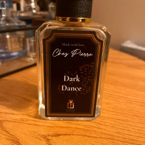 Chez Pierre Dark Dance parfym - Chez Pierre Dark Dance är en stilren parfym med elegant design. Perfekt för dig som vill sticka ut och ge din look en extra touch. Flaskan har en modern vibe och passar dig som gillar att testa nya dofter.