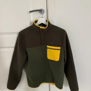 Ralph Lauren mörkgrön fleecetröja - Säljer denna Ralph Lauren tröjan i storlek 14/16! Den är bara använd 3 ggr. Perfekt nu när det börjar bli kallt! 