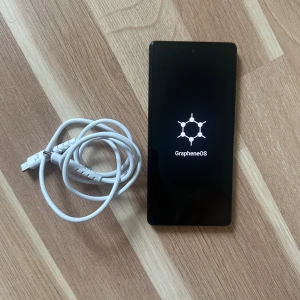 KRYPTERAD Google Pixel 6a - Google Pixel 6a med GrapheneOS installerat, säljs med USB-C laddningskabel. Telefonen är i nytt skick. Perfekt för dig som vill hålla sig anonym på nätet!