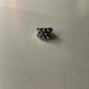 Silvrig ring med nitar - En ring från Edblad med nitar i storlek S. Jag säljer ringen för att jag har bytt till guld. Den är näst intill oanvänd då jag bytte till silver en månad efter jag köpt den❤️