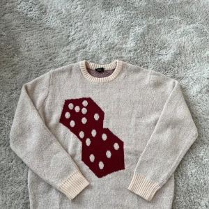 Stüssy sällsynt dice sweater  - Tjena, säljer nu min sällsynta dice sweater från stüssy. Inga hål eller fläckar. Nästan aldrig använd.                                                                    Priset är inte hugget i sten - Kom med bud!