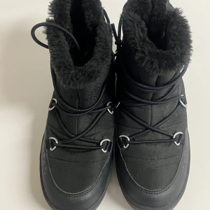 Svarta vinterboots från Viking strl 37 - Svarta vinterboots från Viking med mysigt foder och snörning runt hela skon. Yttermaterial i slitstark syntet och detaljer i skinn, samt robust sula för bra grepp. Perfekta för kalla dagar och snö, håller fötterna varma och torra.Vattentäta.