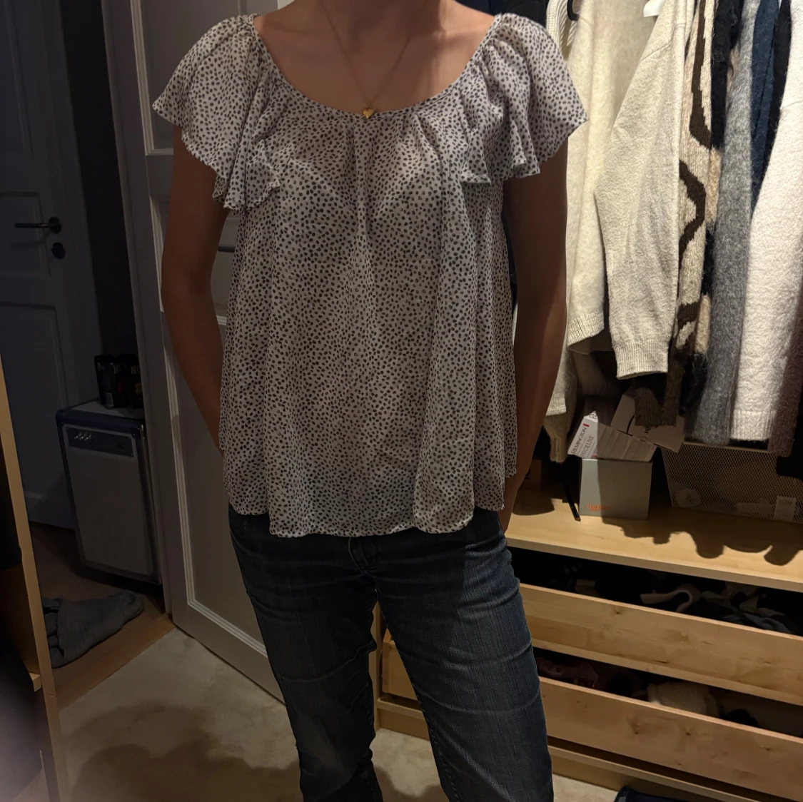 Vit blommig blus med volangärm - 2