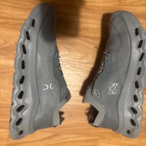 On Loewe skor gråa  - Size 41 passar även 40 helt nya. On skor collab med Loewe 