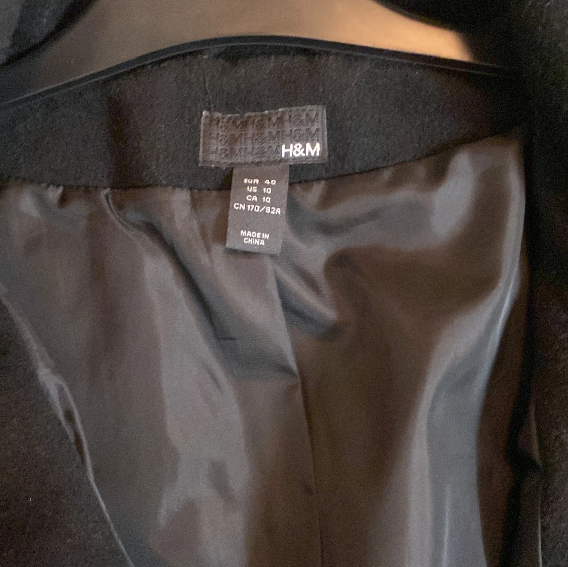 Svart rock från H&M med bred krage - 2