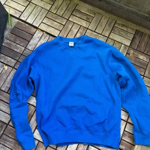 Blå sweatshirt från Zara XL - En enkel och snygg blå sweatshirt från Zara i storlek XL. Tröjan har rund hals, ribbade muddar och lång ärm. Perfekt för chill dagar och passar till jeans eller mjukisbyxor. Materialet är mjukt och känns skönt mot huden. Bomull.