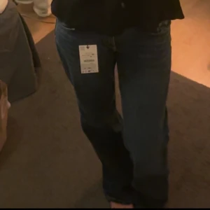 Zara jeans, mörkblå,  trf wide leg med låg midja - Säljer dessa jätte snygga och populära trf wide leg med låg midja jeansen från zara då dom tyvärr sitter lite för tight i midjan. Storlek 36. Lappen sitter inte kvar!! Har använt dom 3 gånger 
