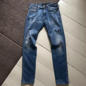 Blåa Replay Anbass Hyperflex Jeans - Väldigt snygga Replay Anbass jeans med stilren wash. | W31 L32 | Nypris: 1699kr | Riktigt bra skick, som nya! | Skriv vid minsta fundering, priset är ej hugget i sten! 