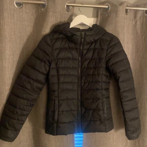 Only jacka - En jacka från only. Storlek S och! Bra skick. Använd fåtal gånger. 