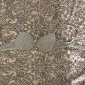 Intimissimi bh  - Bh från intimissimi i storlek 75B, den har en liten fläck på spännet men inget som märks🌟