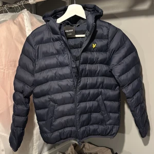 Blå Lyle&Scott pufferjacket - Tjenare, säljer nu min gmail vinter/höstjacka då den ej passar mig längre! Pris| | 700 Färg|🔵| Frakt| Samma dag som köpet🚚📦| Nypris| Ca 1200| Priset är väldigt bra me tanke på skicket osv. Hör av er vid minsta fundering, svarar så fort som möjligt!