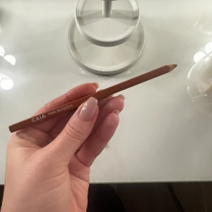 CAIA Pink Blossom läppenna - Läppenna från CAIA i nyansen Pink Blossom. Jag säljer den eftersom den inte kommer till användning. Jag har vässat den tre gånger. En super fin dov neutral rosa/beige färg. Hör gärna av dig vid frågor🤎