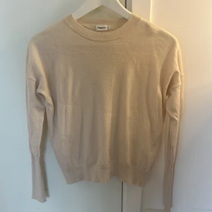 Beige stickad tröja från Filippa K - En stilren beige stickad tröja från Filippa K i storlek XS. Ärmarna är ribbade. Köptes för ca 2000. Mycket bra skick 