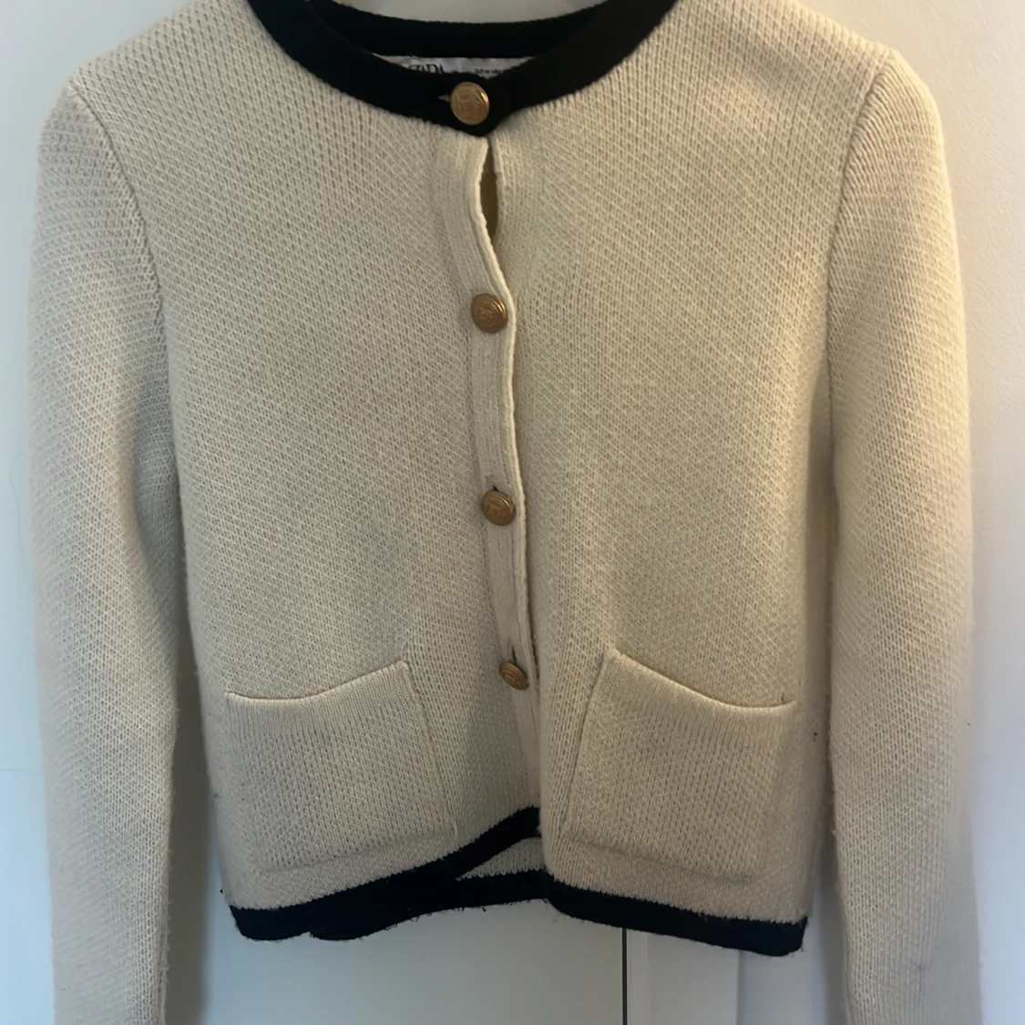 Beige kofta från Zara med svarta detaljer - 3