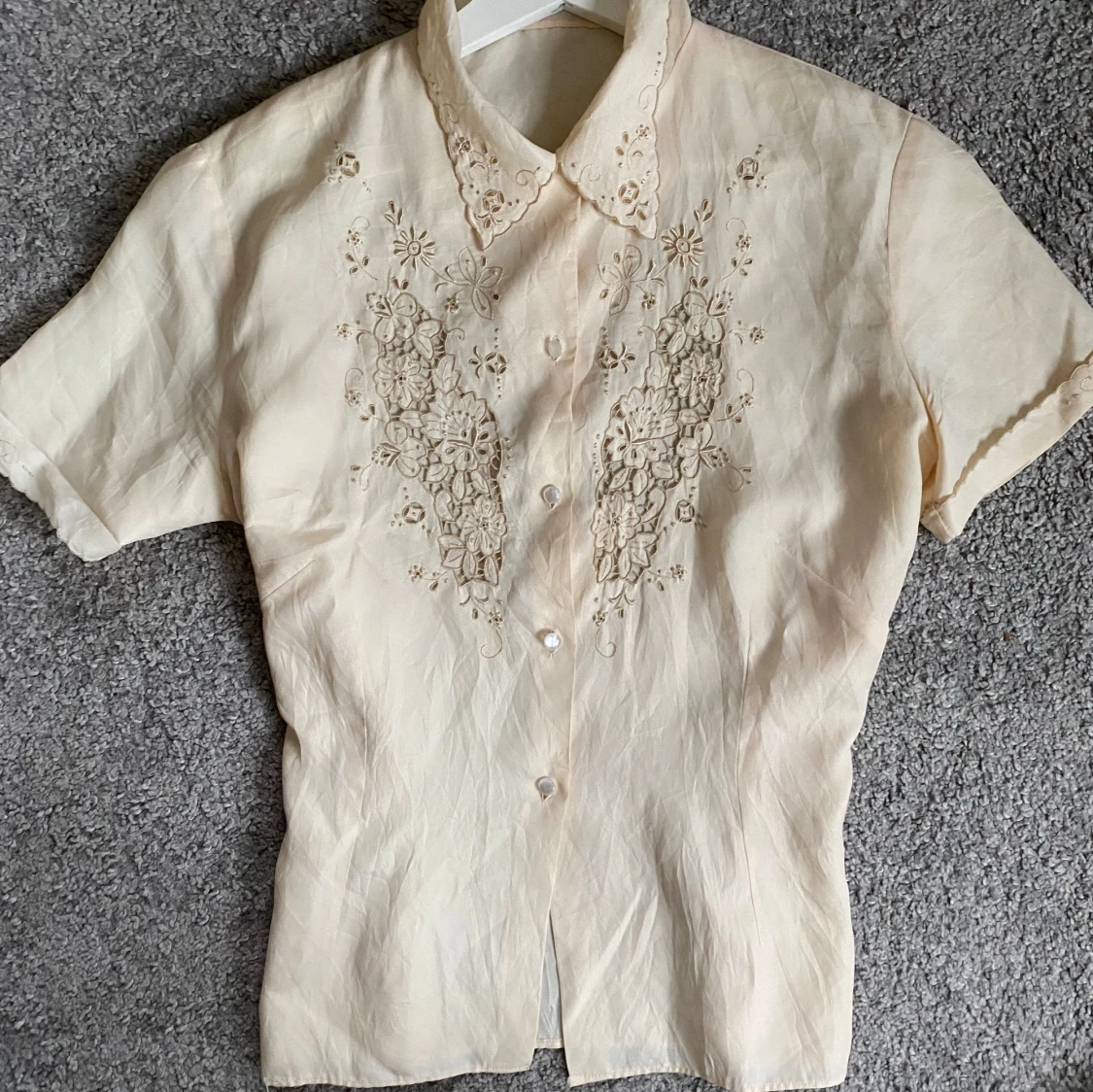 Beige blommig skjorta med spetsdetaljer