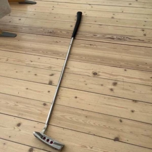 Scotty Cameron California Monterey 1.5 Putter - Exklusiv Scotty Cameron California Monterey 1.5 putter från Titleist. Klassisk design, välbalanserad och med original headcover. Puttern är i fint skick med endast mindre tecken på normalt bruk. Perfekt för golfaren som söker premiumkänsla och precision på greenen.