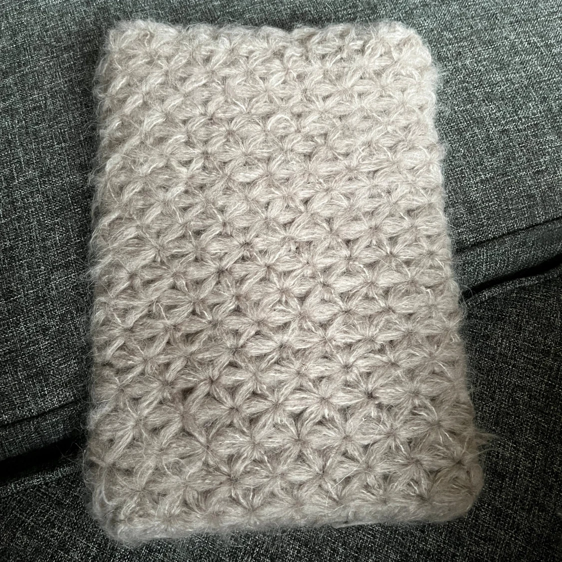 Beige virkat datorfodral