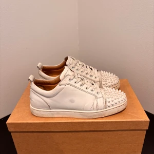 Christian Louboutin  - Säljer ett par Christian Louboutin då dem har blivit för små, skicket är mycket bra och är ej tvättade. Köpta från LuxurioSecret för mindre än 1 månad sen. Str 40 passar upp till 41,5 🙌🏽. Allt Og, förutom Kvitto mm Box och dustbags. 